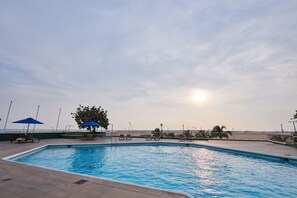 Kolam renang outdoor, dengan payung kolam renang dan kursi berjemur