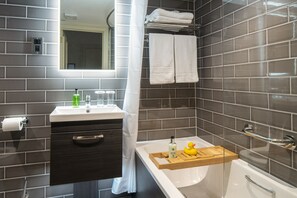 Chambre supérieure double | Salle de bain | Articles de toilette (gratuits), séchoir à cheveux, peignoirs