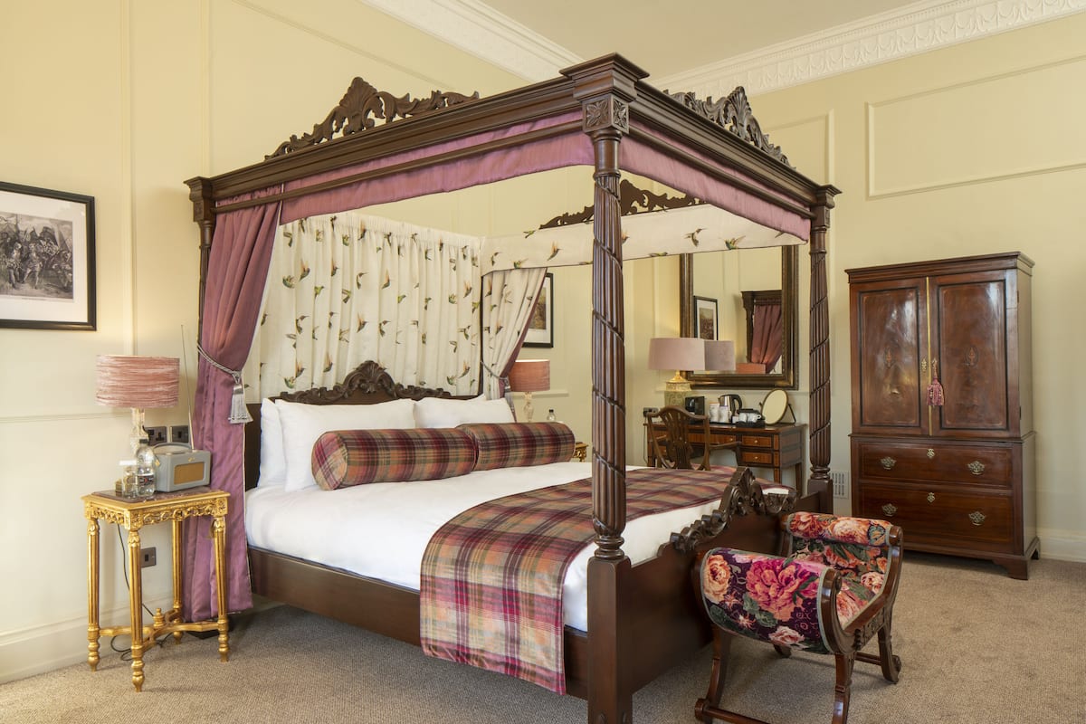 Deluxe Four Poster Room | Dihias secara berasingan, dilengkapkan perabot secara berasingan, meja