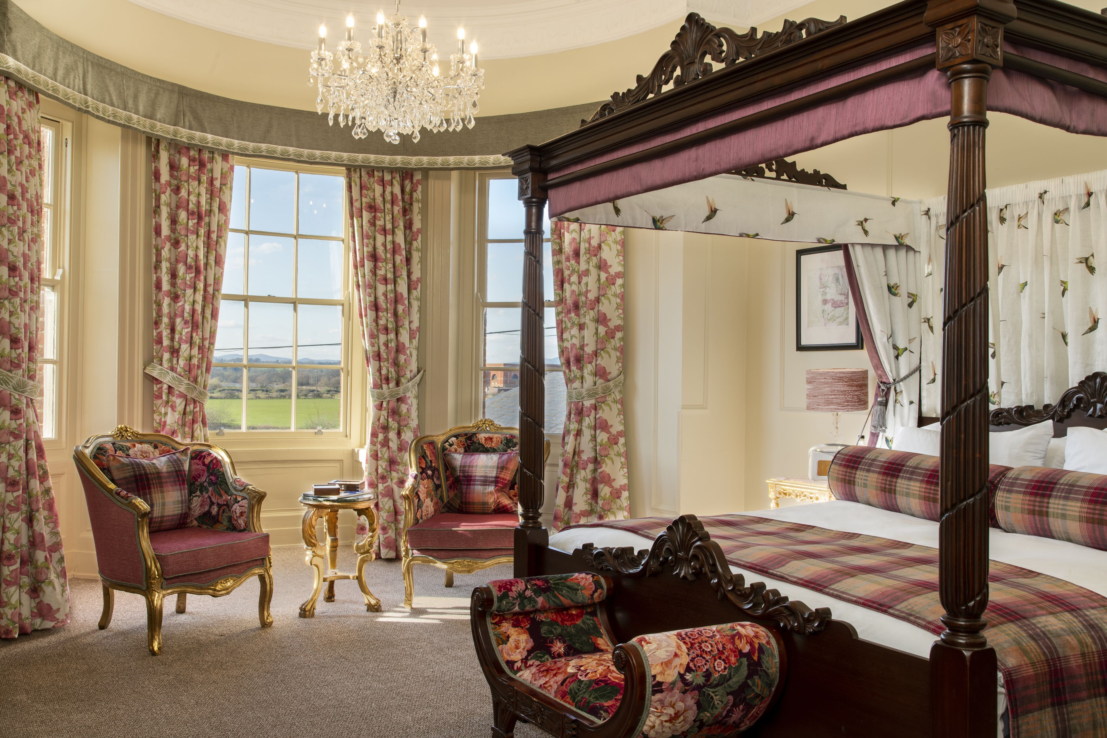 Deluxe Four Poster Room | 客室ごとに異なる装飾、客室ごとに異なるインテリア、デスク、遮光カーテン