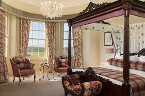 Deluxe Four Poster Room | Decoración personalizada, muebles diferentes y escritorio