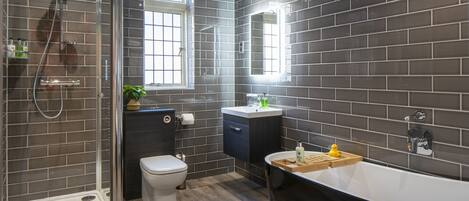Deluxe Four Poster Room | Bathroom | Free toiletries, hair dryer, bathrobes, slippers