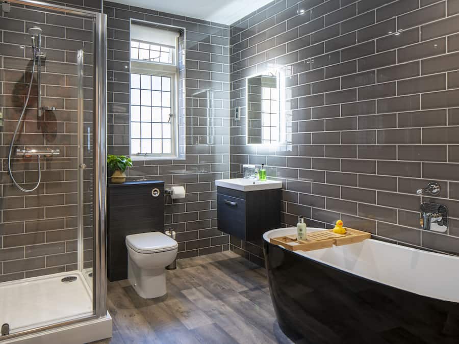 Deluxe Four Poster Room | Bathroom | Free toiletries, hair dryer, bathrobes, slippers