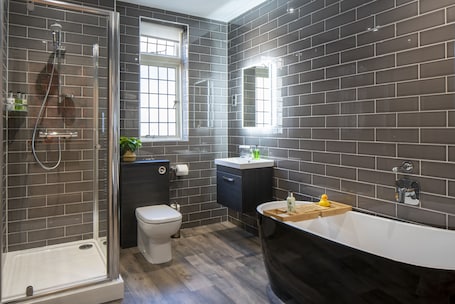 Deluxe Four Poster Room | Bathroom | Free toiletries, hair dryer, bathrobes, slippers. The Tudor House Hotel, Tewkesbury, Gloucestershire