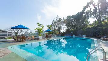 Outdoor pool, pool loungers