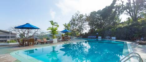 Piscina a l'aire lliure i gandules