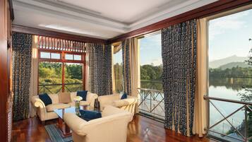 One-Bedroom River Suite | Living area