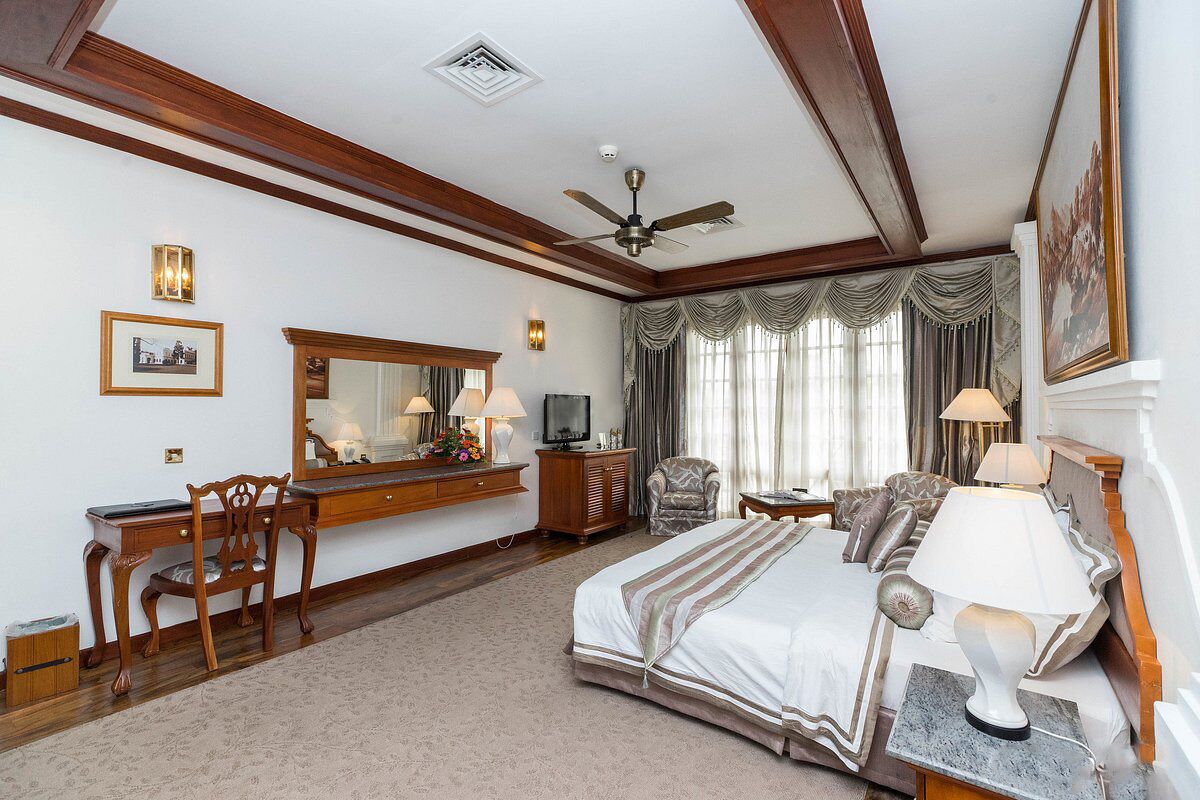 Minibar, coffres-forts dans les chambres, bureau