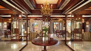 غرفة - غرفتا نوم (Mahaweli suite) | منطقة المعيشة | تلفزيون إل سي دي بحجم 32-بوصة يعرض قنوات فضائية، تلفزيون