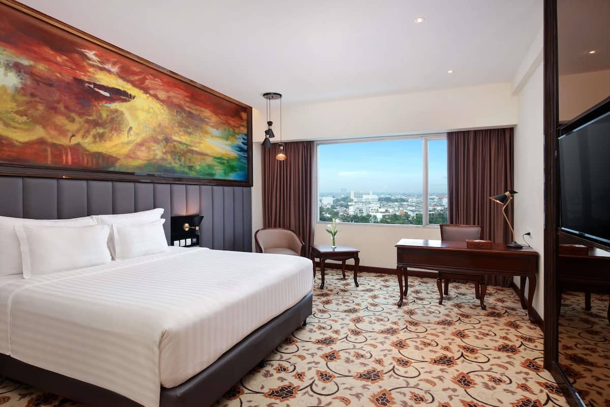 Deluxe Room, 1 King Bed | Minibar, in-room safe, desk, blackout drapes