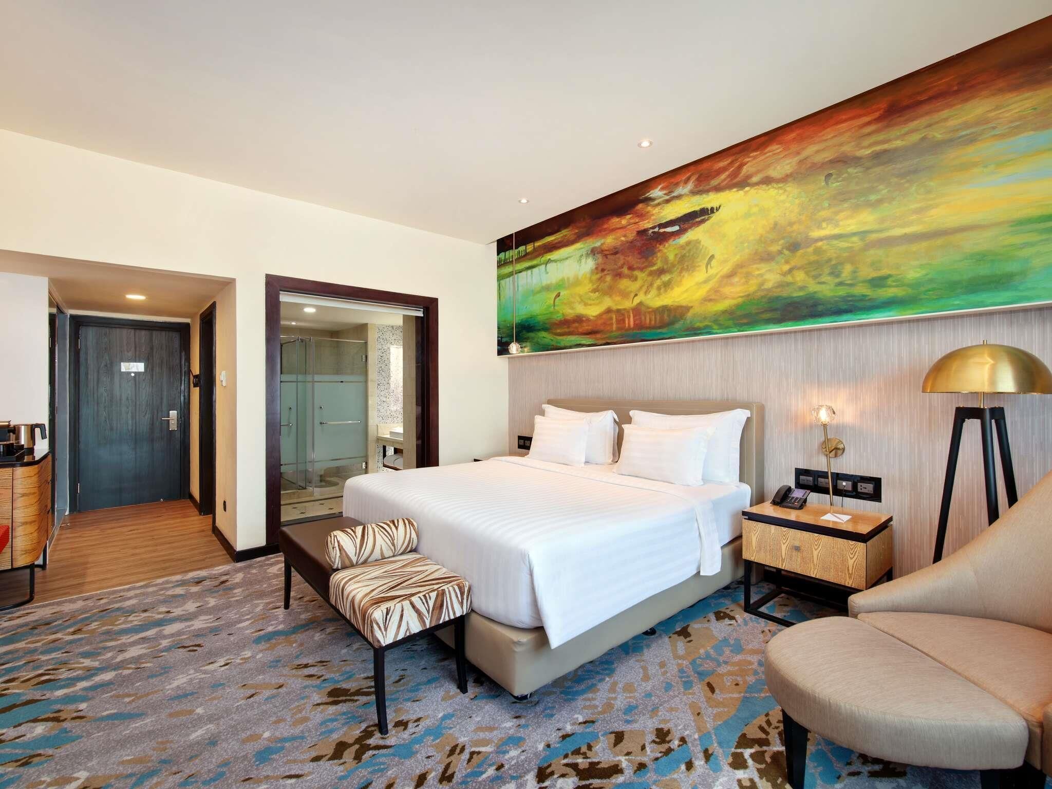 Executive Room, 1 King Bed | Minibar, in-room safe, desk, blackout drapes