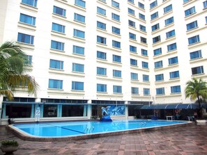 Outdoor pool - Grand Mercure Medan Angkasa (Medan)