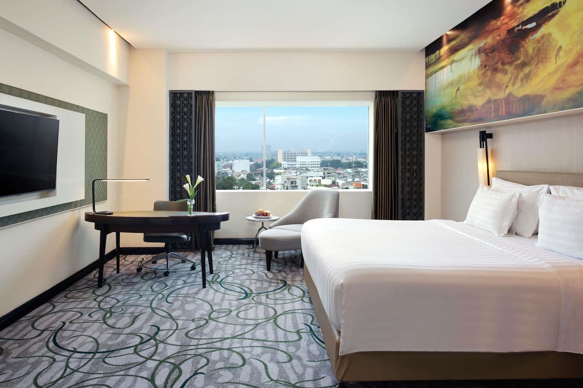 Junior Suite, 1 King Bed | Minibar, in-room safe, desk, blackout drapes