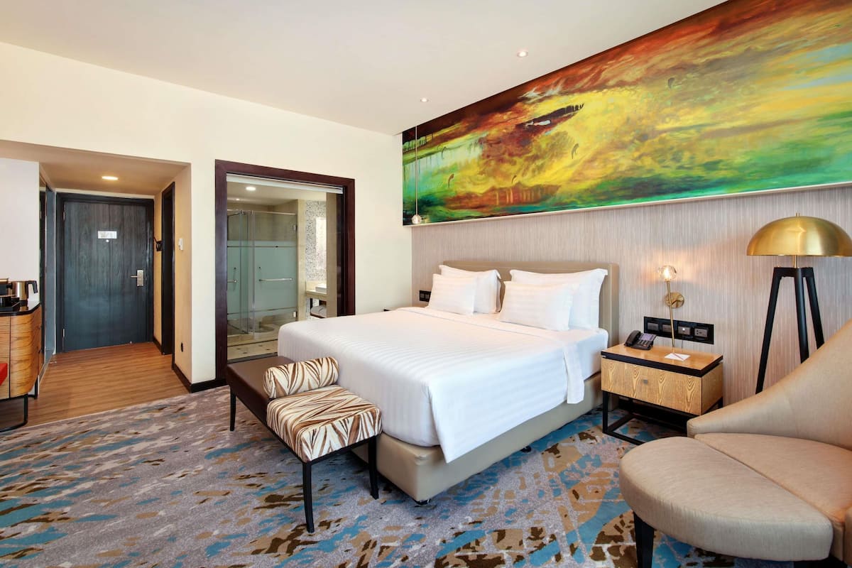 Executive Room, 1 King Bed | Minibar, in-room safe, desk, blackout drapes
