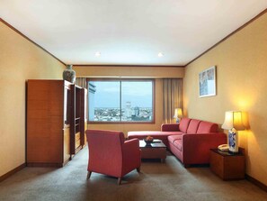 Minibar, in-room safe, desk, blackout drapes - Grand Mercure Medan Angkasa (Medan)