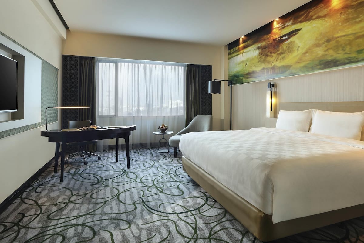 Premier Room, 1 King Bed | Minibar, in-room safe, desk, blackout drapes