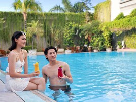 Una piscina al aire libre