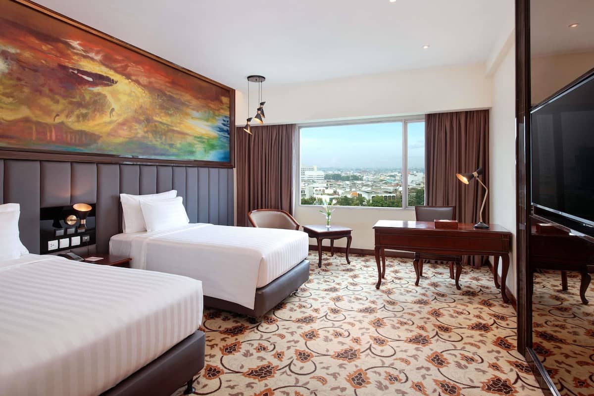 Deluxe Room, 2 Twin Beds | Minibar, in-room safe, desk, blackout drapes