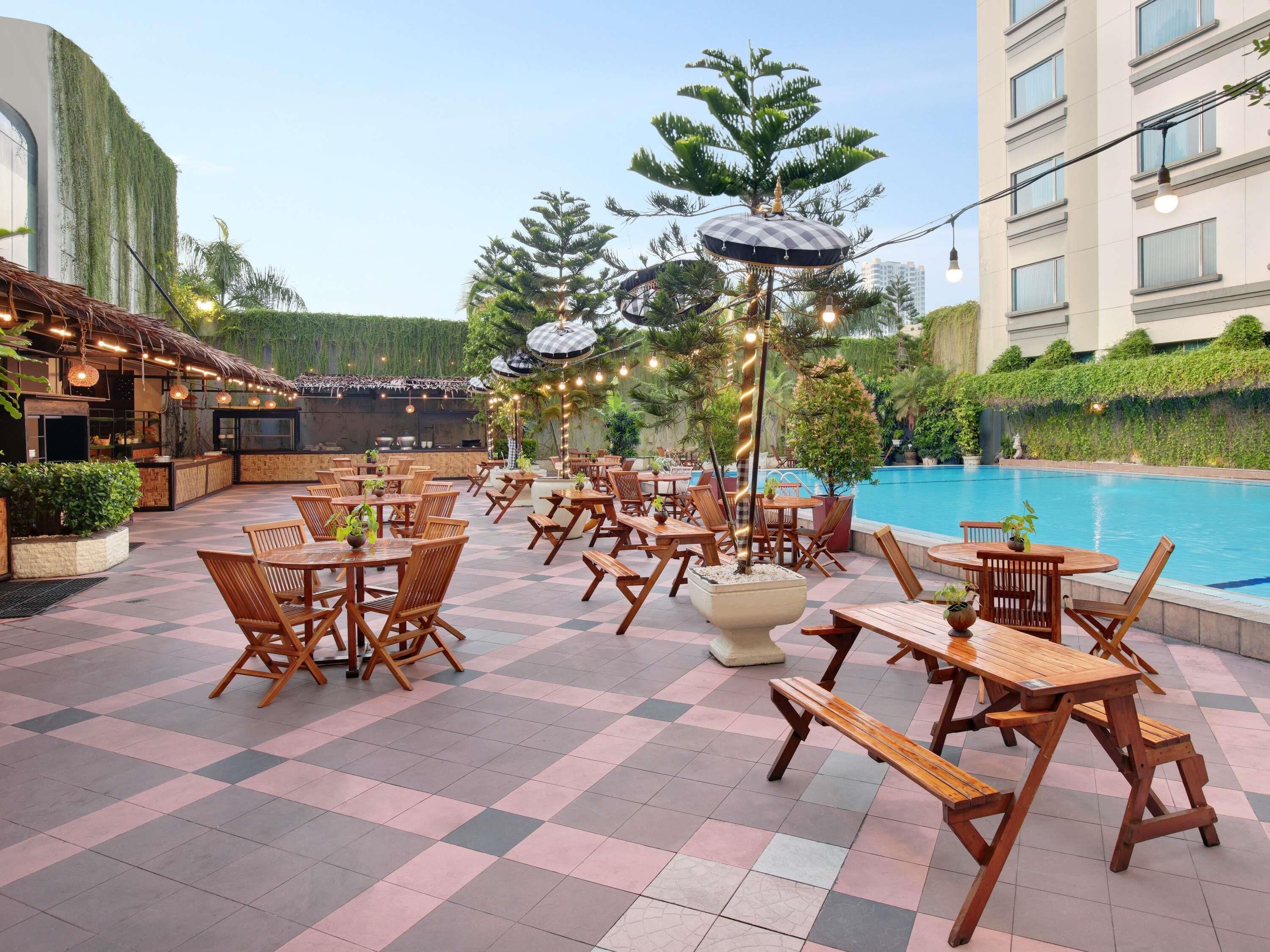 2 restaurantes, se sirven desayunos, comidas, cenas y cocina indonesia