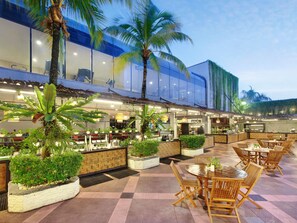 2 間餐廳；供應早餐、午餐、晚餐；印尼菜