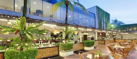 2 restaurantes, se sirven desayunos, comidas, cenas y cocina indonesia