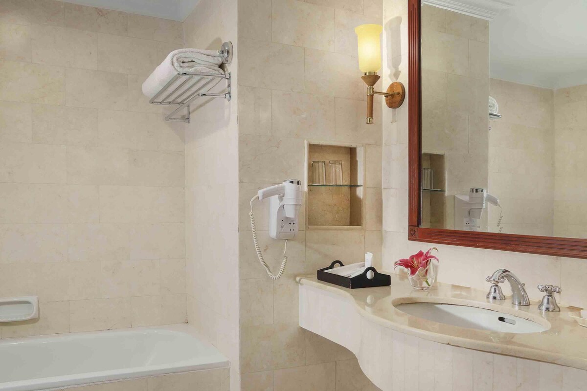 Deluxe Suite, 1 King Bed | Minibar, in-room safe, desk, blackout drapes