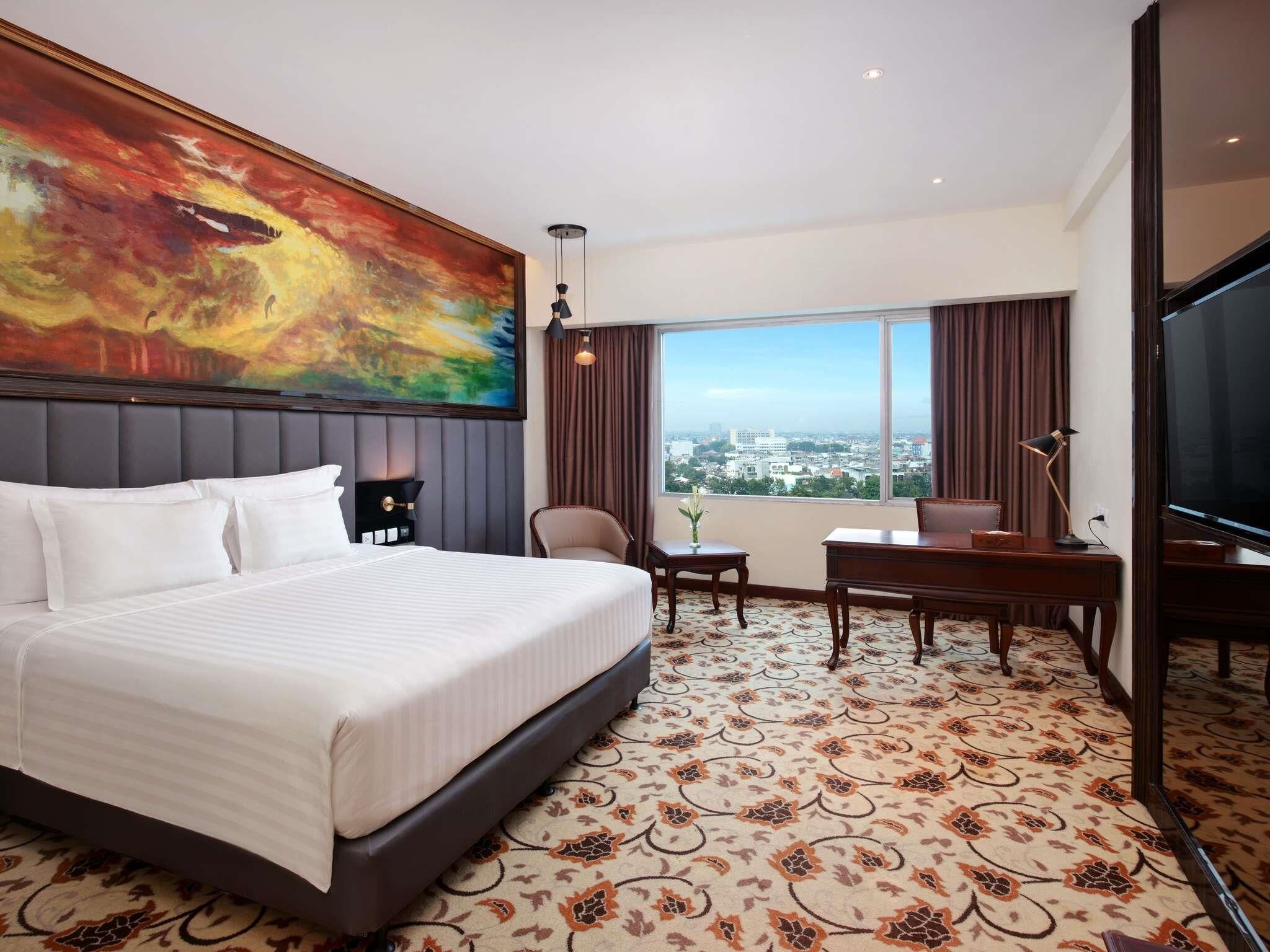 Deluxe Room, 1 King Bed | Minibar, in-room safe, desk, blackout drapes