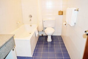 Bathtub, free toiletries