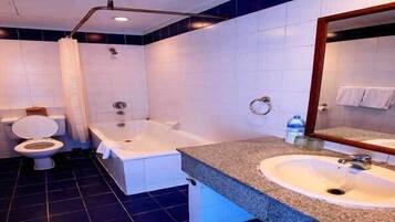 Superior Twin Room (Room Only) | Bathroom | Bathtub, free toiletries