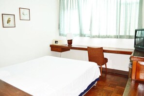 Frigobar, cofres nos quartos, escrivaninha, cortinas blackout