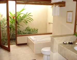Suite, 1 habitación | Baño | Ducha y bañera combinadas, secador de pelo y toallas