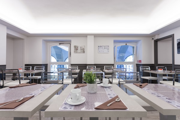 Desayuno buffet diario (EUR 10 por persona)