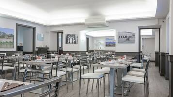 Desayuno buffet diario (EUR 10 por persona)