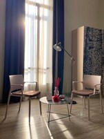 Superior-Doppelzimmer | Wohnbereich | 15-Zoll-Flachbildfernseher mit Digitalempfang, Fernseher