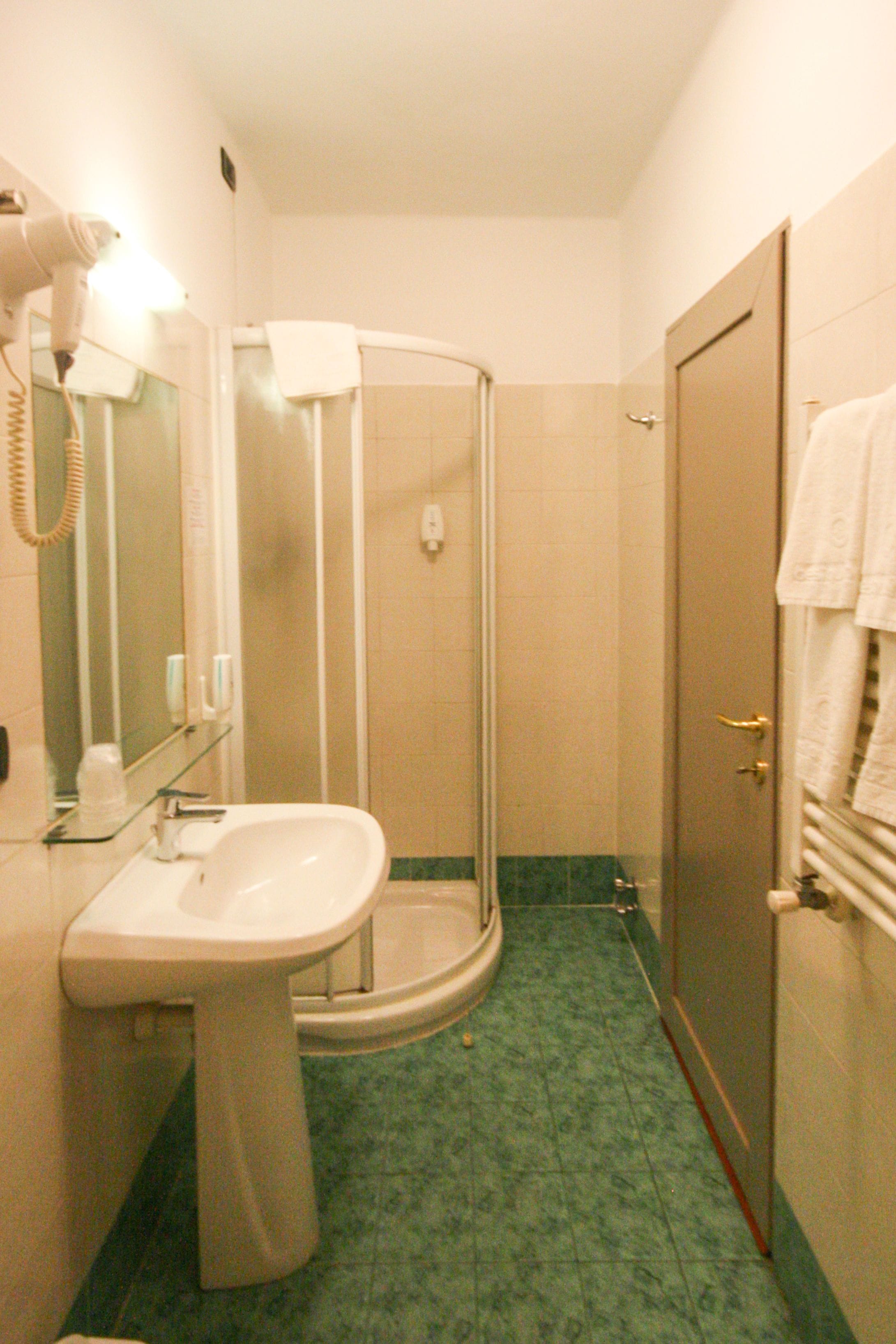 twin room | bathroom | combined shower/bathtub, rainfall showerhead, hair dryer, towels