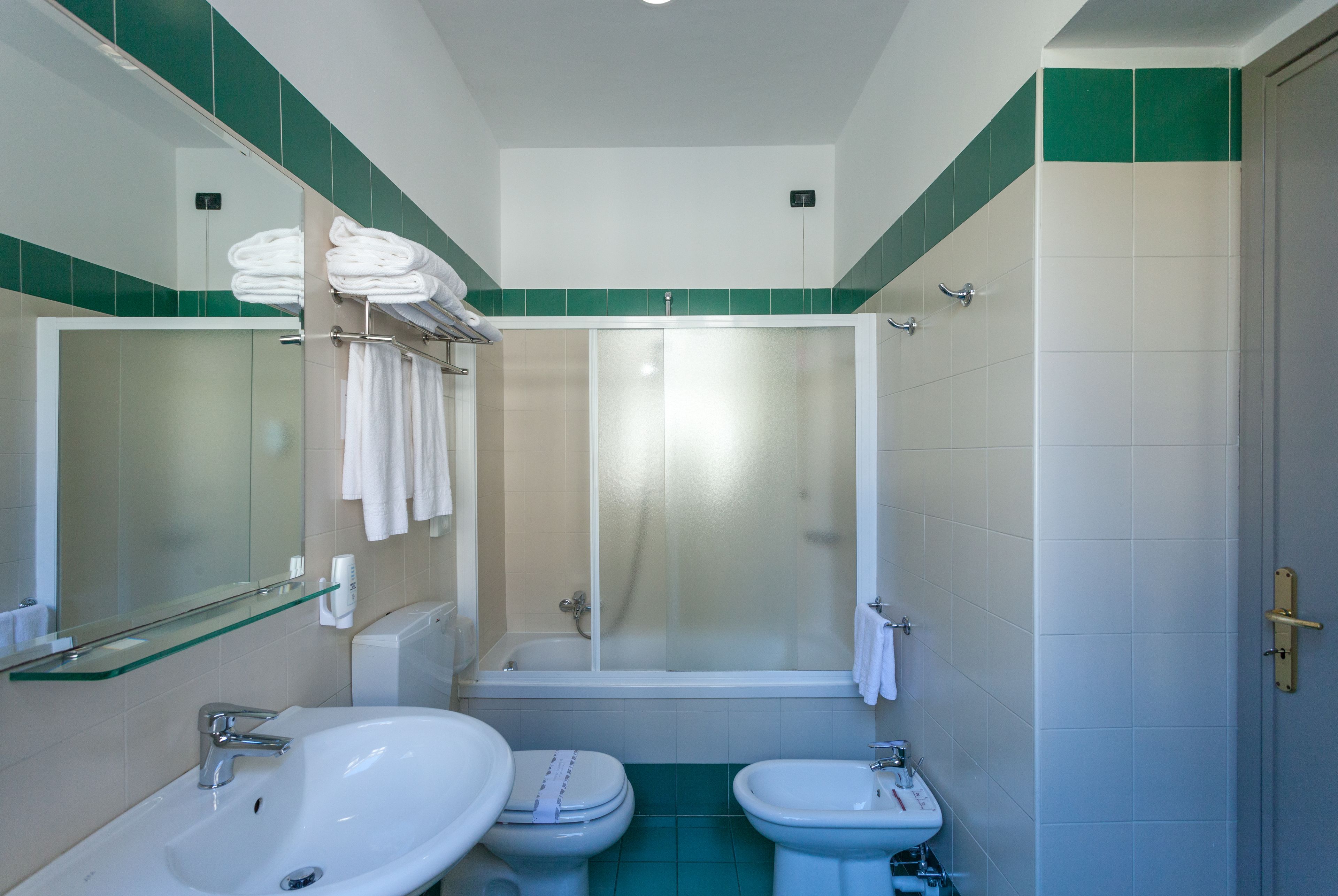 triple room | bathroom | combined shower/bathtub, rainfall showerhead, hair dryer, towels