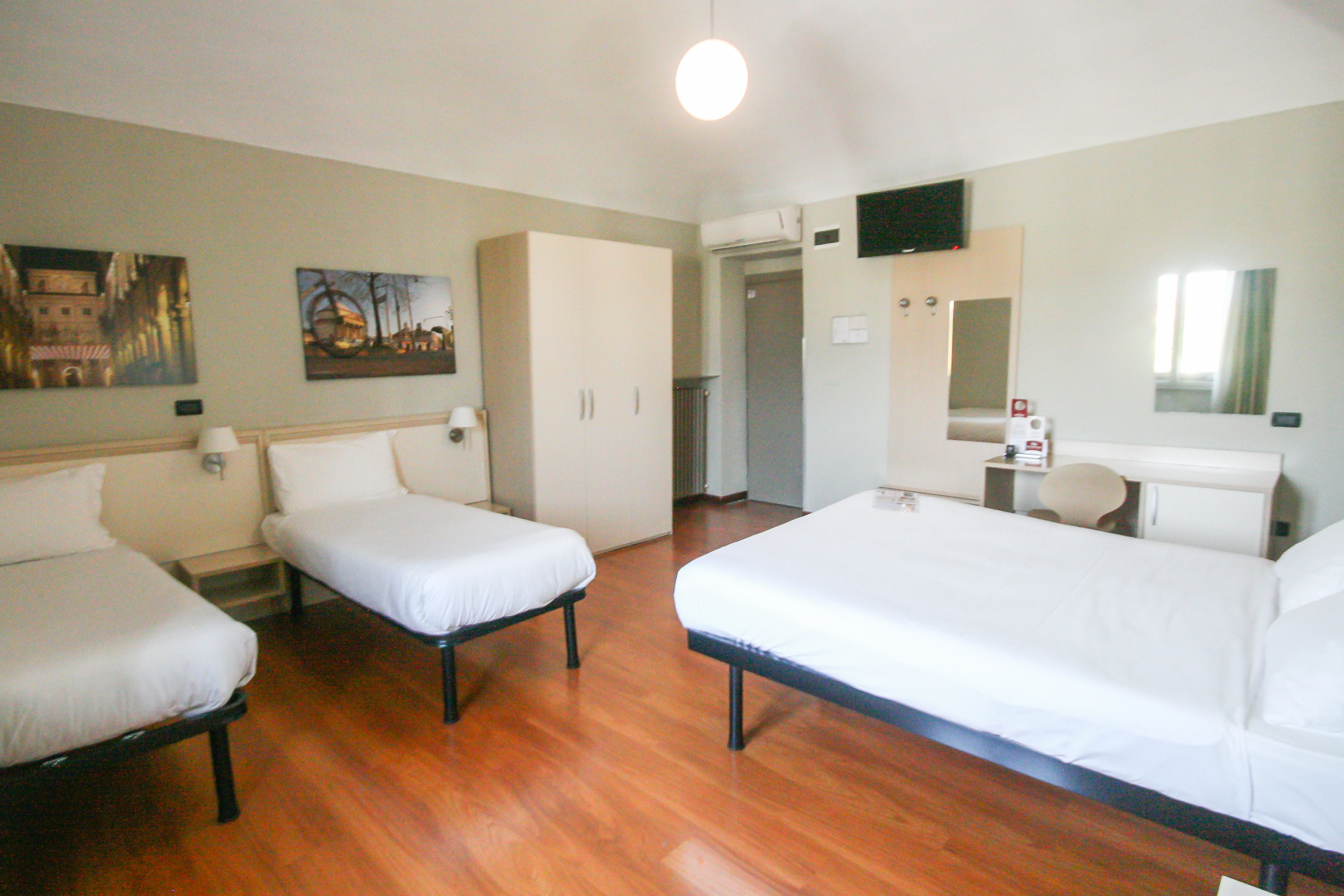 quadruple room | down duvets, minibar, in-room safe, desk