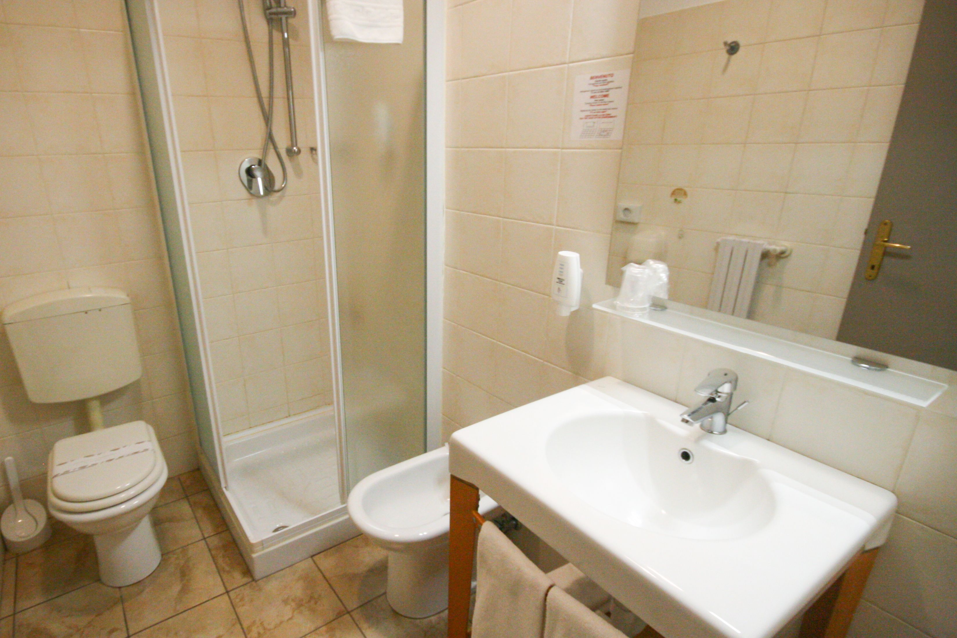 standard single room | bathroom | combined shower/bathtub, rainfall showerhead, hair dryer, towels