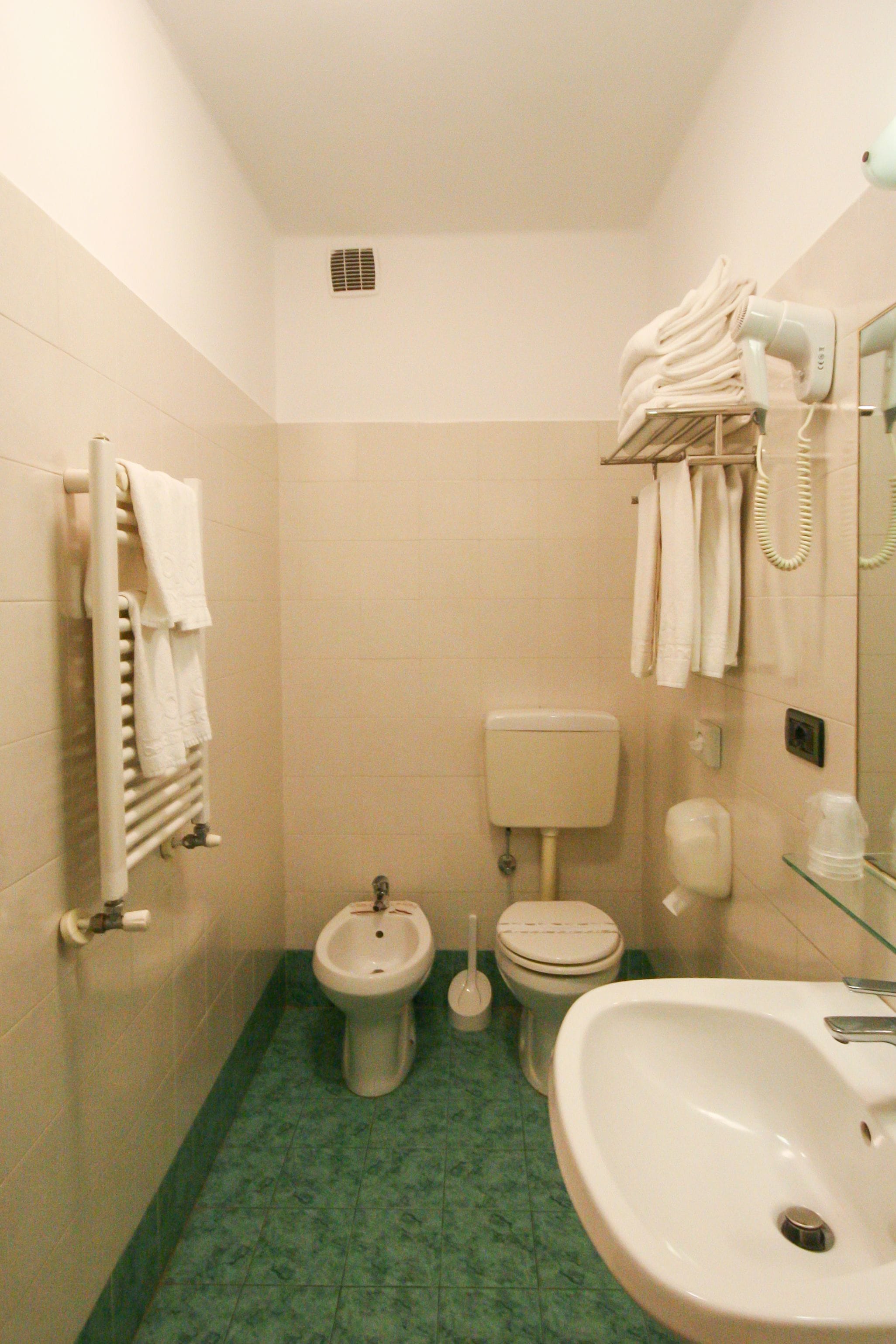 twin room | bathroom | combined shower/bathtub, rainfall showerhead, hair dryer, towels