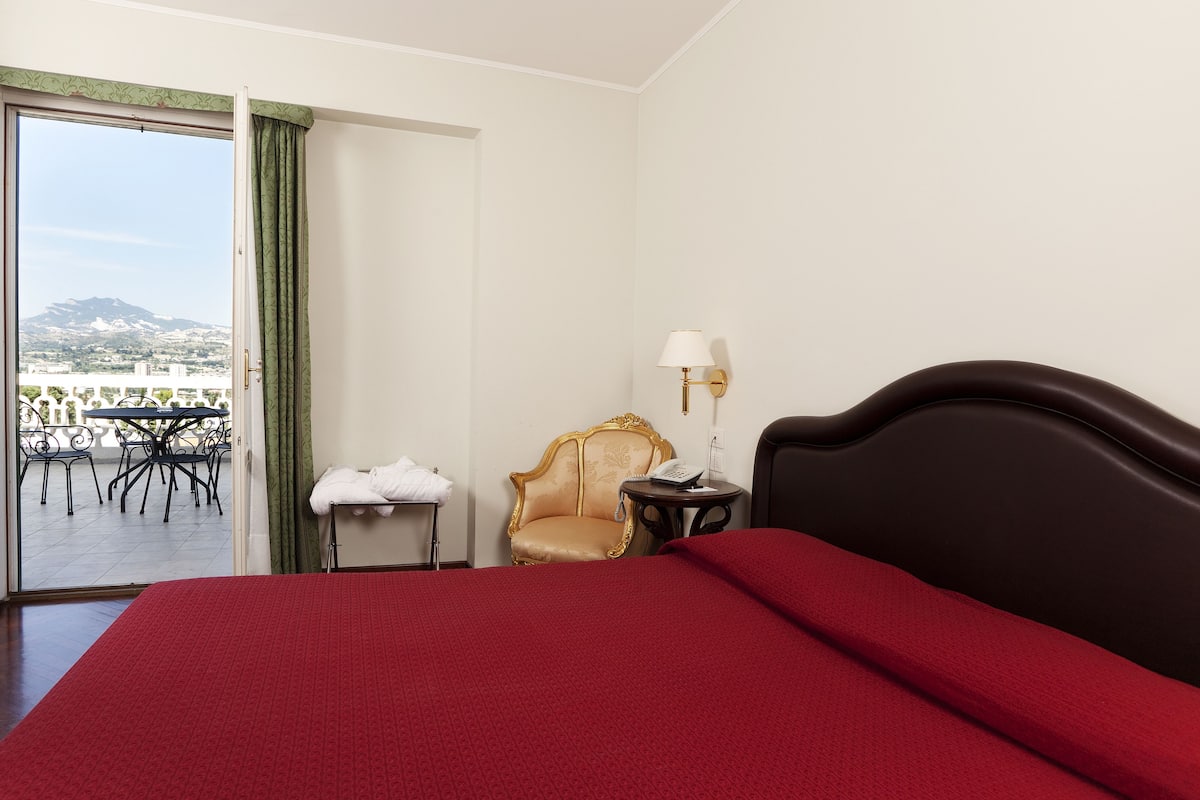 junior suite | down duvets, minibar, in-room safe, individually decorated
