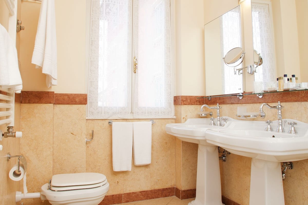 shower, free toiletries, hair dryer, bidet