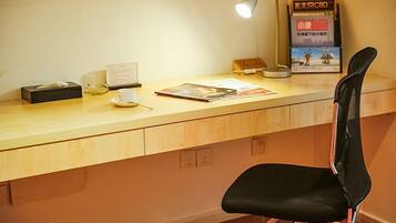 Business room b | Premium bedding, pillowtop beds, in-room safe, desk