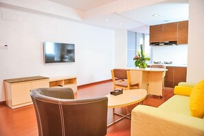Suite – business | Eget tekjøkken | Kjøleskap, mikrobølgeovn, kokeplater og kjøkkenutstyr
