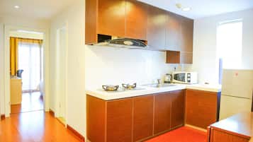 Business Suite | Private kitchenette | Fridge, microwave, stovetop, cookware/dishes/utensils