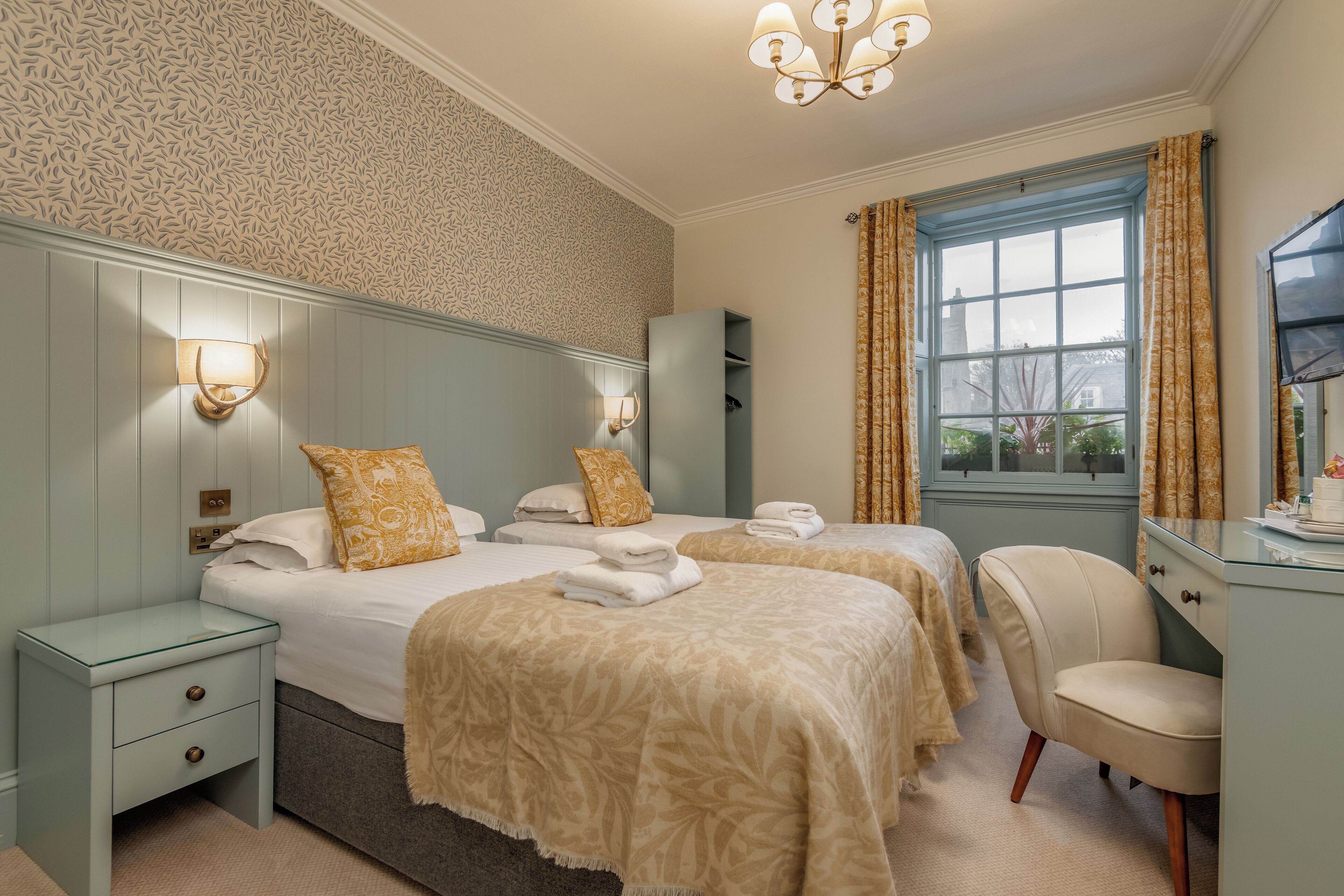 Escritorio, cortinas blackout y tabla de planchar con plancha 