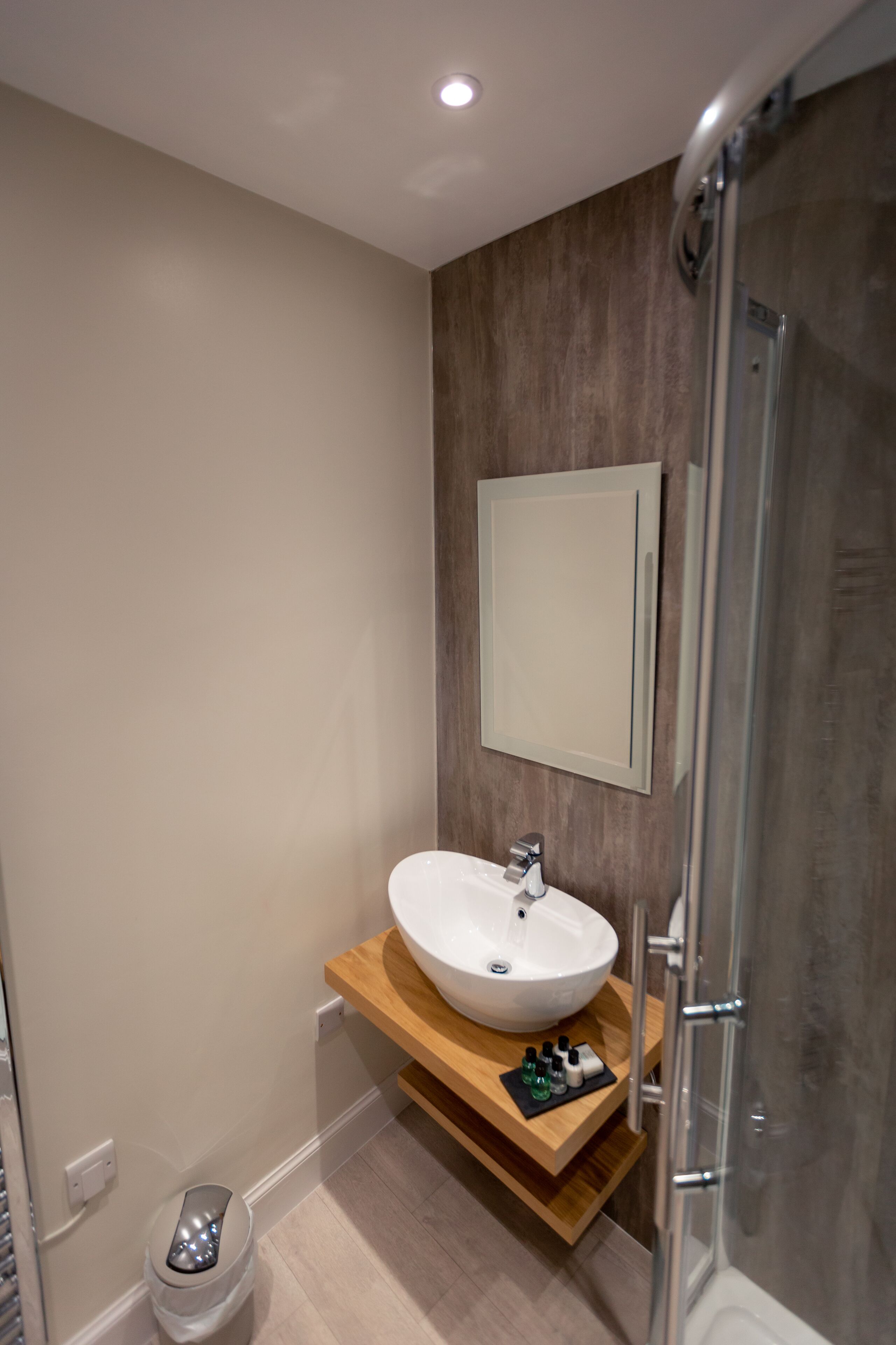 standard twin room | bathroom | shower, free toiletries, hair dryer, towels