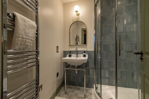 Bruser, gratis toiletartikler, hårtørrer, håndklæder
