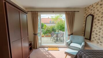 Junior Suite | Desk, blackout curtains, iron/ironing board, free WiFi