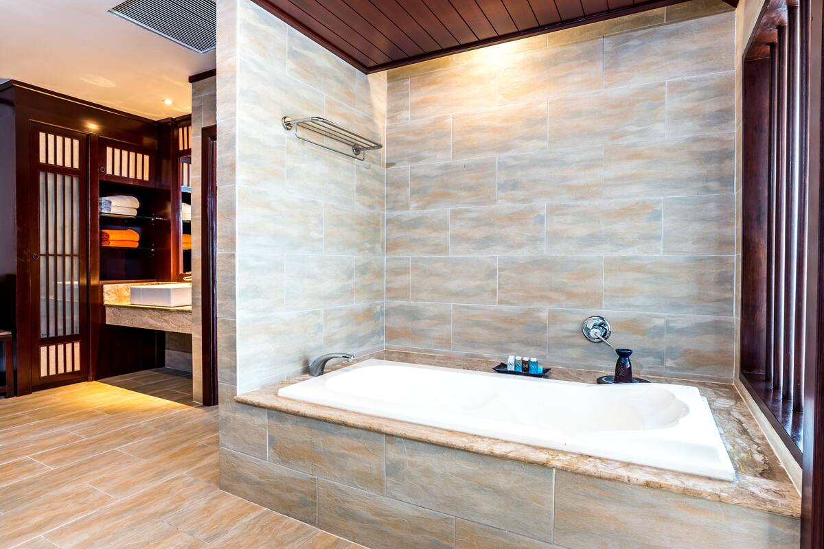 separate bathtub and shower, rainfall showerhead, free toiletries