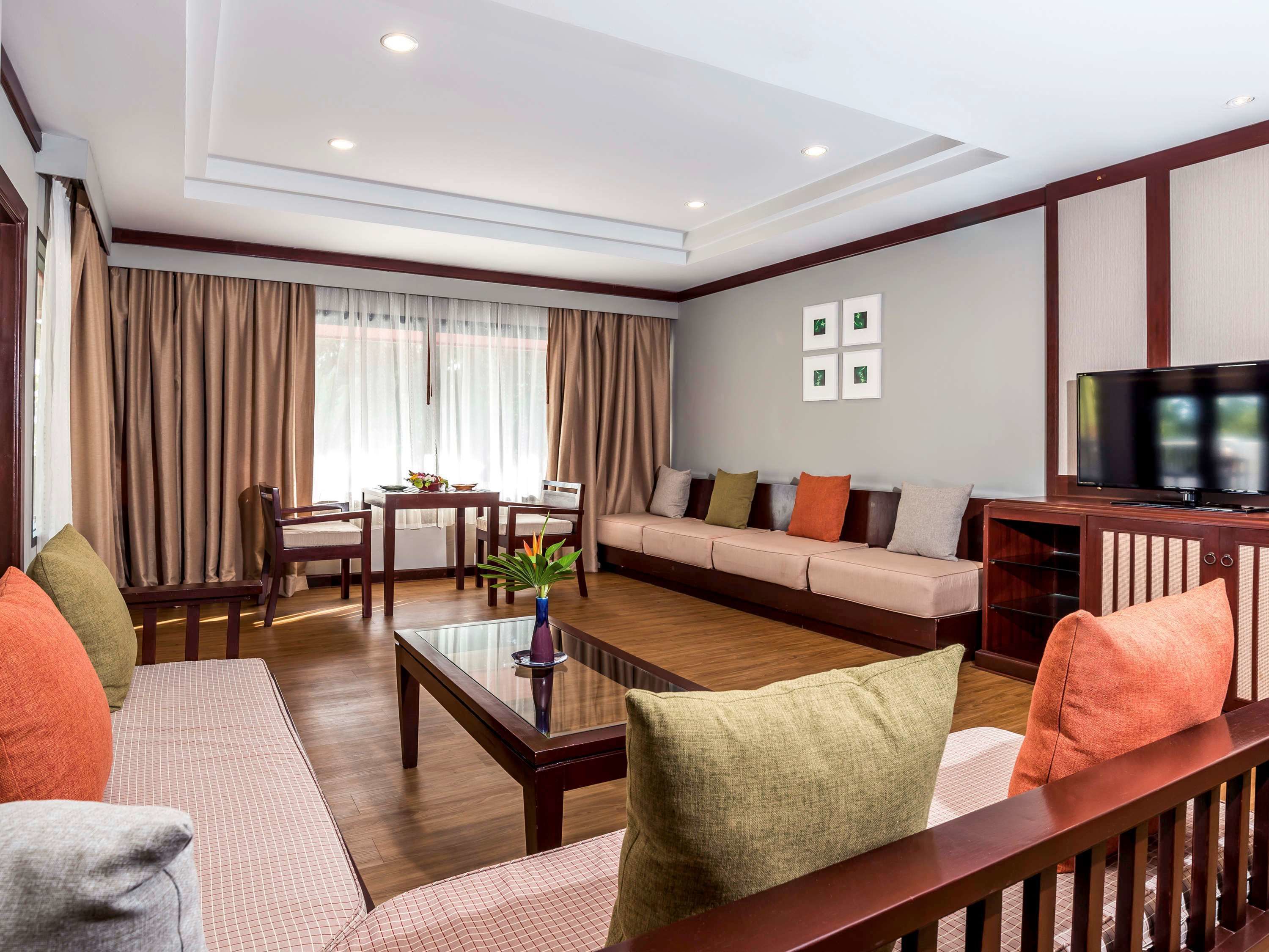 minibar, in-room safe, free wifi, bed sheets